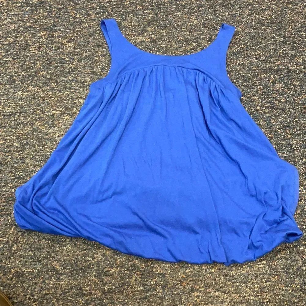By Design BlueโBubble Hem Top sz. Medium Petite